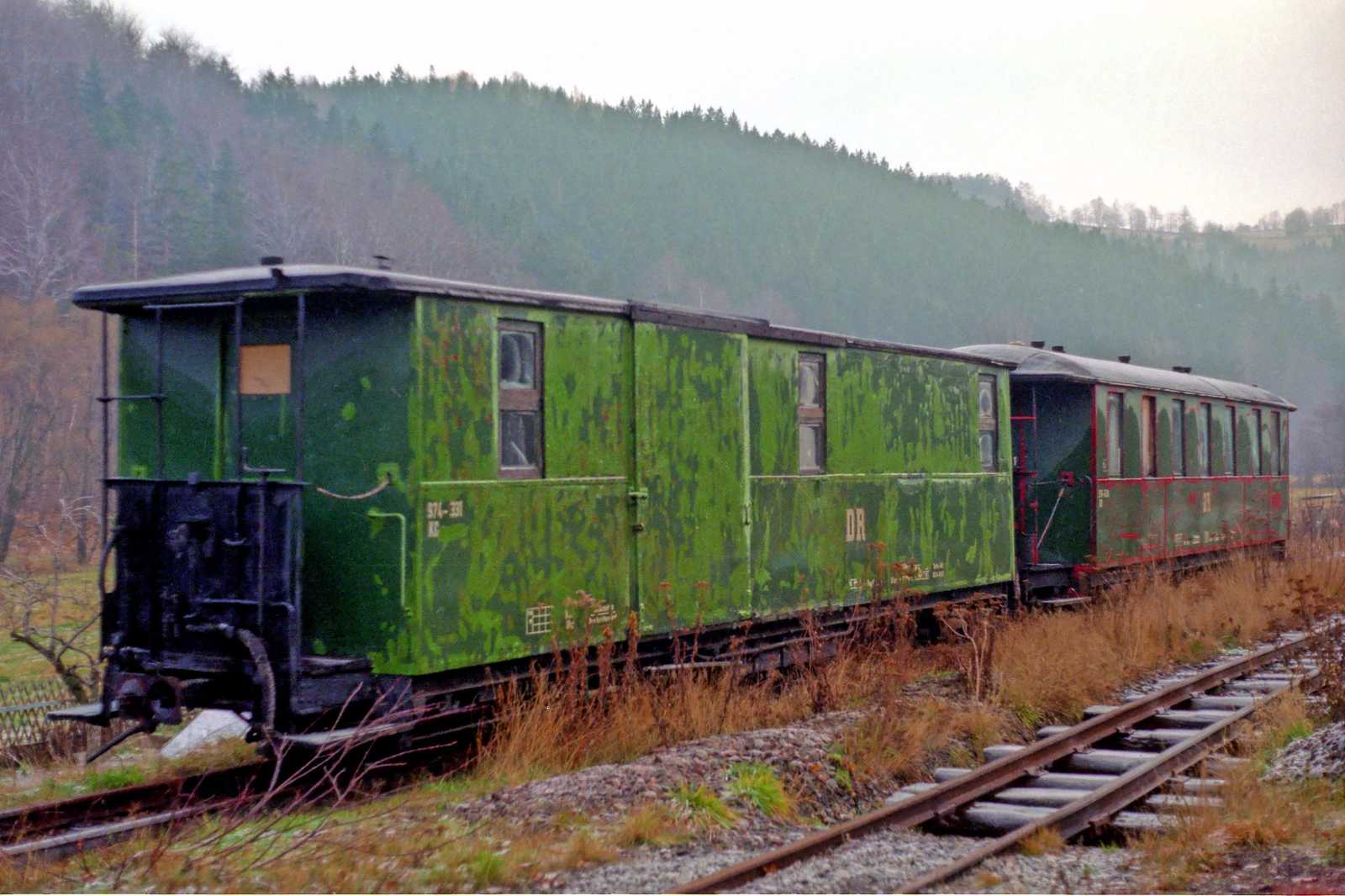 Zurückgeblieben vom Rückbauzug, bilden Personenwagen 970-628 und Gepäckwagen 974-331 den Grundstock der Fahrzeugsammlung der Preßnitztalbahn, hier noch im ehemaligen Bahnhof Großrückerswalde.