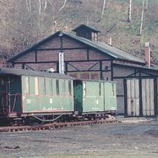 Im zeitigen Frühjahr 1991 wurden die beiden Wagen aus Großrückerswalde nach Jöhstadt transportiert und waren hier das erste äußerlich sichtbare Zeichen des Neuaufbaus der Eisenbahn.