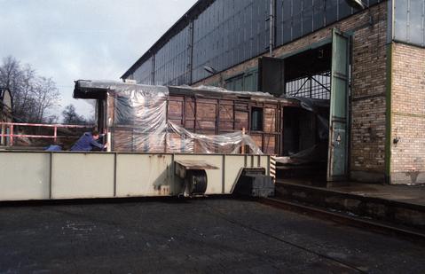 Einfahrt des Einheits-Gepäckwagens in die Werkhalle der MALOWA Bahnwerkstatt.