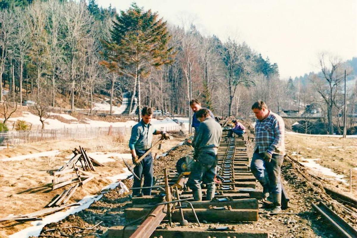 Gleismontage bei Kilometer 18,6 zu Ostern 1996, zunächst wird ein Strang des Gleises montiert, danach ist das Aufsetzen des zweiten Schienenstranges einfacher.