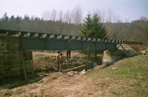 Befestigung der Brückenbalken auf der beim Streckenrückbau noch erhalten gebliebenen originalen Brückenüberbau am Forellenhof.