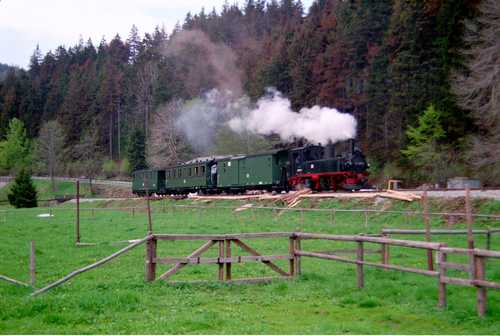 Erster Personenzug am Hp. Forellenhof noch vor der feierlichen Einweihung des Streckenabschnittes zu Pfingsten 1996.