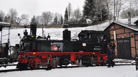 Dampflokomotive 99 1568-7 mit dem Hinweisschild auf die zu Pfingsten anstehende Gemeinschaftsveranstaltung mit LGB