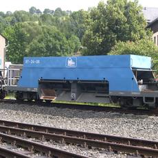 Der Schotterwagen 97-24-06 steht in Steinbach auf Gleis 4 abgestellt.