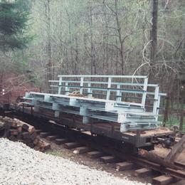 10.05.1997. Die Geländerteile für die Brücke am künftigen Haltepunkt Stolln werden mit dem Bauzug bereit gestellt. Foto: Jörg Müller
