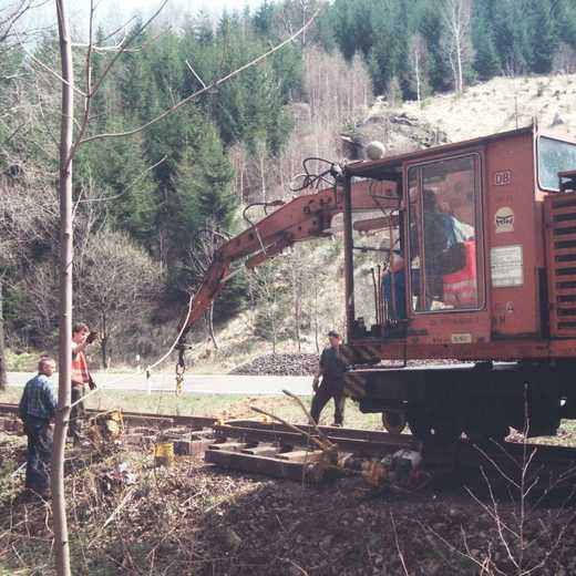 Nach seiner langwierigen Reparatur und Wiederinbetriebnahme unterstützt der Gleisbagger (SVP-74) erstmals ab Frühjahr 1997 die Arbeiten zum Gleisbau, hier bei Km 17,2 kurz unterhalb des Bahnüberganges der Straße nach Grumbach.
