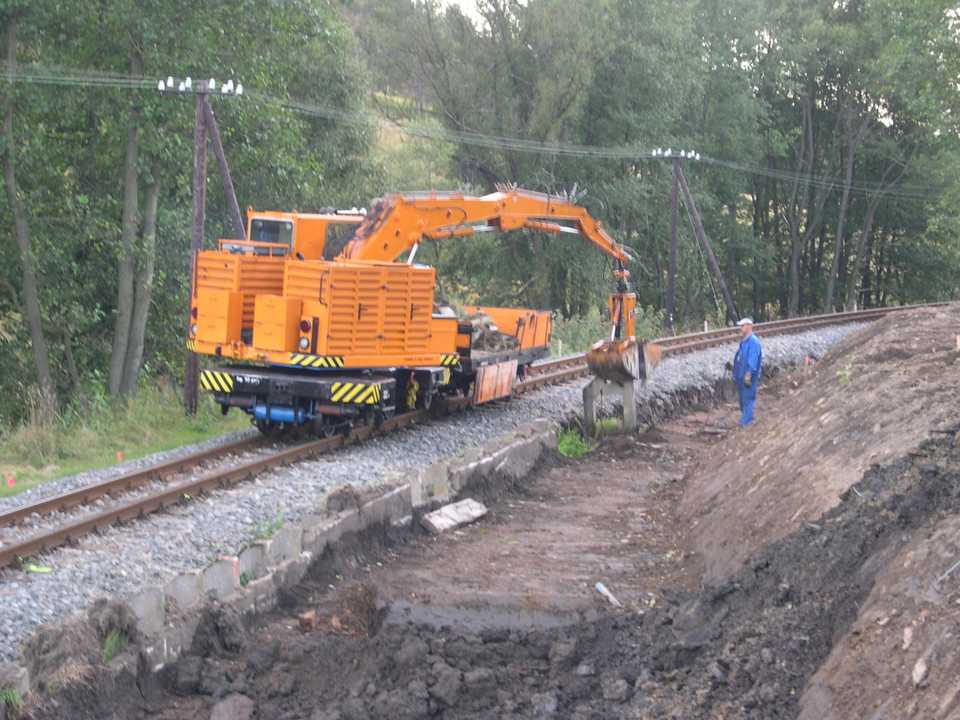 Mit dem Nebenfahrzeug III der Preßnitztalbahn erfolgt der Ausbau der alten Betonelemente der bisherigen Bahndammentwässerung.