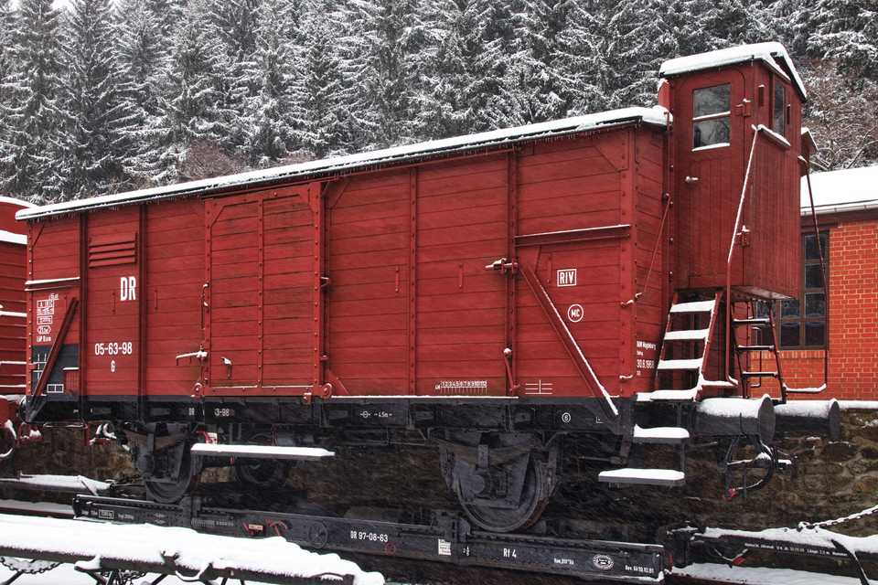 Bei Schneetreiben steht der G 05-63-98 in Schmalzgrube an der Laderampe.