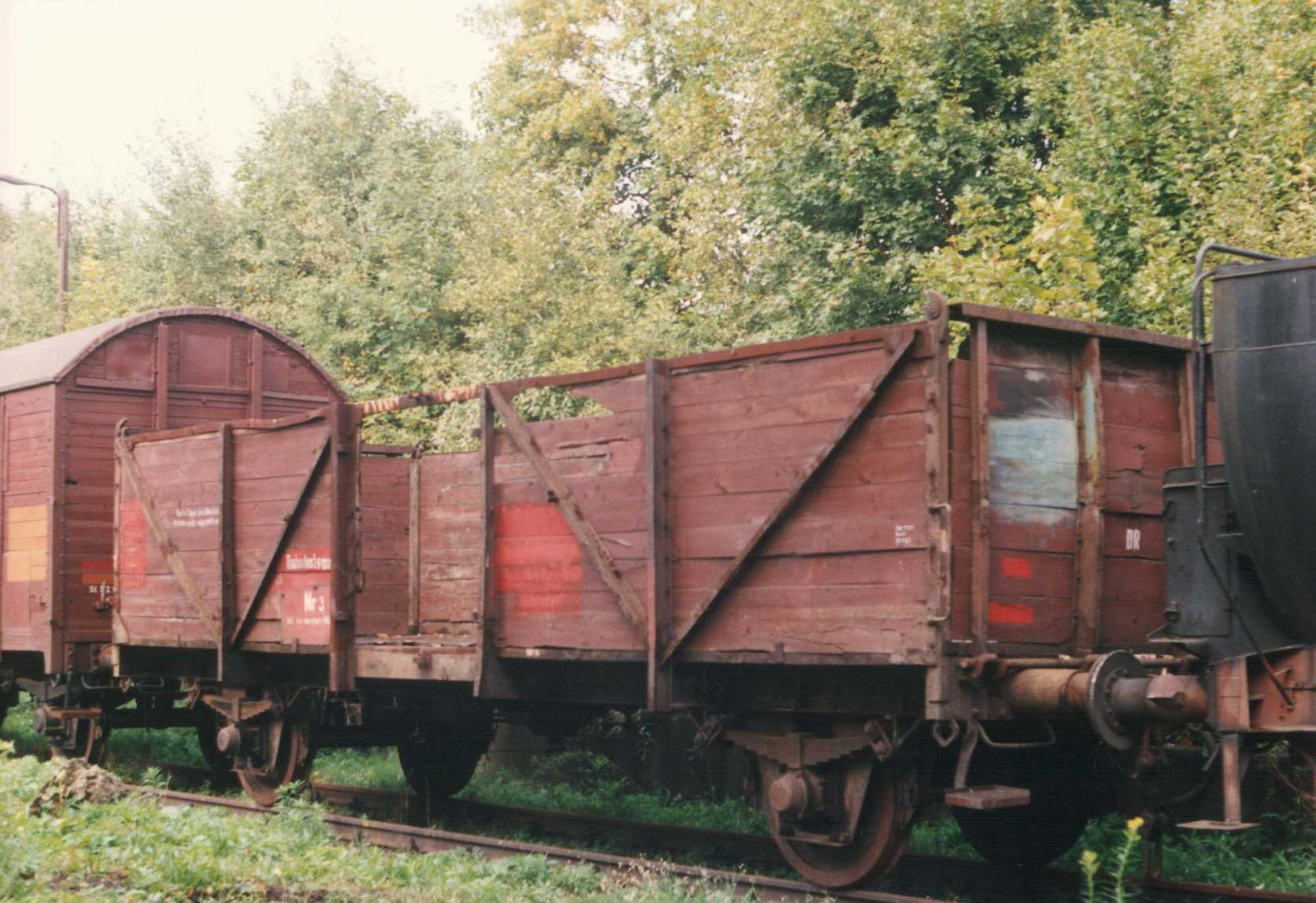 Noch in Olbernhau war der regelspurige offene Güterwagen der Gattung Ommu in keinem besonderen Zustand.