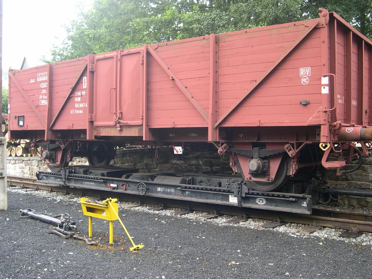 Der offene regelspurige Güterwagen ist Repräsentant einer Gattung, die früher im Preßnitztal besonders für die Anlieferung von Kohle und Baumaterial genutzt wurde.