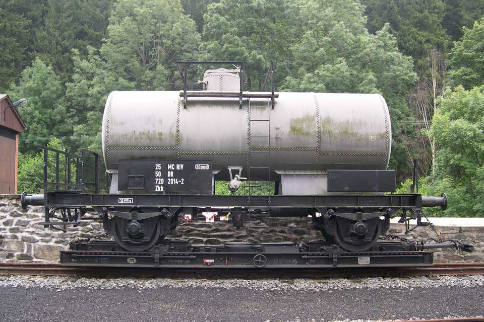 Der Kesselwagen wird bei Güterzugveranstaltungen häufig auf dem Rollfahrzeug in Zügen mitgeführt, hier steht er am Rampengleis des Bahnhofes Schmalzgrube.