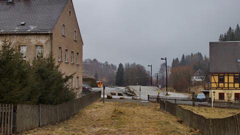 Blick von der südlichen Bahnhofseinfahrt in Richtung Bahnübergang Dürrenberg und Bahnhofsgelände. Bald wird die Wiese im Vordergrund durch Gleis ersetzt werden.