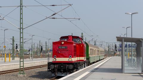 Der Sonderzug aus Chemnitz fährt im Leipziger Hauptbahnhof auf Gleis 14 ein.