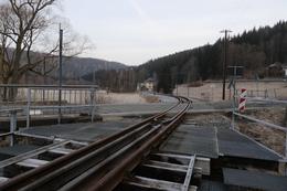 Blick auf den Bahnübergang gleisseitig in Richtung Steinbach.