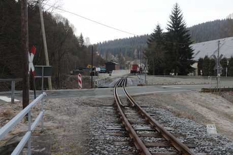 Blick auf den Bahnübergang gleisseitig in Richtung Schmalzgrube/Jöhstadt.