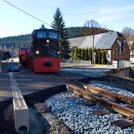 Der Arbeitszug überquert in Schmalzgrube den neu gebauten Bahnübergang am Streckenkilometer 18,7.