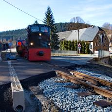Der Arbeitszug überquert in Schmalzgrube den neu gebauten Bahnübergang am Streckenkilometer 18,7.