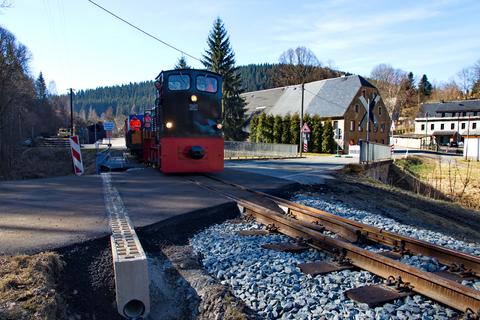 Der Arbeitszug überquert in Schmalzgrube den neu gebauten Bahnübergang am Streckenkilometer 18,7. | 07.04.2018 | Foto: Jörg Müller Der Arbeitszug überquert in Schmalzgrube den neu gebauten Bahnübergang am Streckenkilometer 18,7.