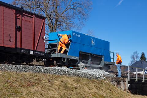 An der Brücke 14,8 wird zunächst zusätzlicher Schotter ausgebracht. | 07.04.2018 | Foto: Jörg Müller An der Brücke 14,8 wird zunächst zusätzlicher Schotter ausgebracht.