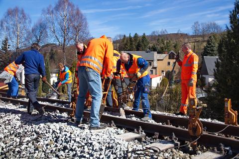 Die beiden Gleisstücke vor und hinter der Brücke werden gestopft. | 07.04.2018 | Foto: Jörg Müller Die beiden Gleisstücke vor und hinter der Brücke werden gestopft.