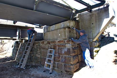 Unter der Brücke werden die Widerlager von Schmutz und Moos befreit. | 07.04.2018 | Foto: Jörg Müller Unter der Brücke werden die Widerlager von Schmutz und Moos befreit.