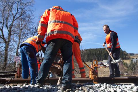 Stopfen und Schotter nachfüllen. | 07.04.2018 | Foto: Jörg Müller Stopfen und Schotter nachfüllen.