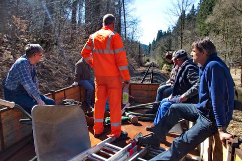 Mit dem Arbeitszug gehts zur nächsten Brücke. | 07.04.2018 | Foto: Jörg Müller Mit dem Arbeitszug gehts zur nächsten Brücke.