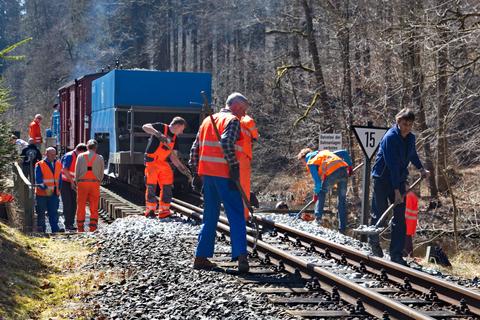 Nach dem Einschottern und Stopfen muß noch der Schotter vergabelt werden. | 07.04.2018 | Foto: Jörg Müller Nach dem Einschottern und Stopfen muß noch der Schotter vergabelt werden.
