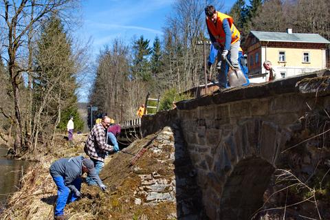 An der Gewölbebrücke wird der Moosbewuchs abgekehrt. | 07.04.2018 | Foto: Jörg Müller An der Gewölbebrücke wird der Moosbewuchs abgekehrt.