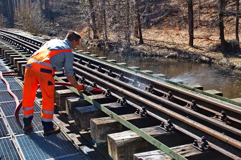 Reinigung des Brückenüberbaus mit Wasserstrahl. | 07.04.2018 | Foto: Jörg Müller Reinigung des Brückenüberbaus mit Wasserstrahl.