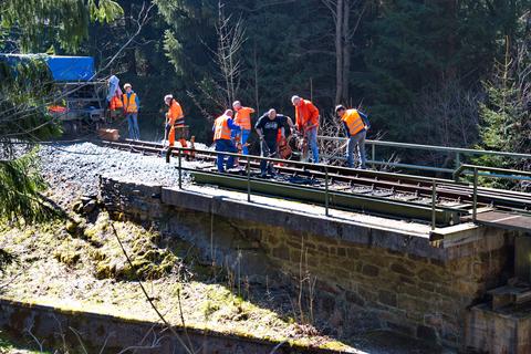 An der großen Brücke bei Streckenkilometer 16.2 wird nach dem Einschottern der Schotter festgestopft. | 07.04.2018 | Foto: Jörg Müller An der großen Brücke bei Streckenkilometer 16.2 wird nach dem Einschottern der Schotter festgestopft.