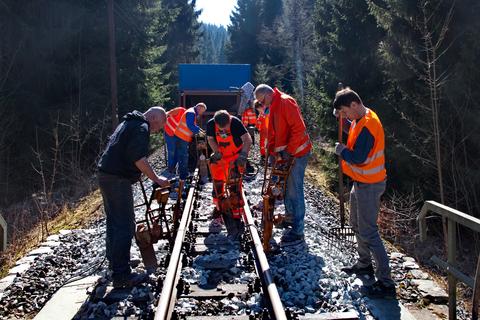 Stopfen am Brückenwiderlager. | 07.04.2018 | Foto: Jörg Müller Stopfen am Brückenwiderlager.
