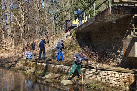 Reinigung der Widerlagermauern von Unrat, altem Bewuchs und Moos. | 07.04.2018 | Foto: Jörg Müller Reinigung der Widerlagermauern von Unrat, altem Bewuchs und Moos.
