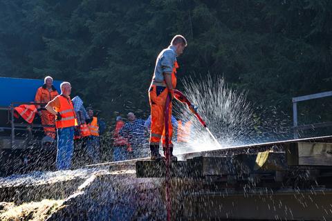 Reinigung der Brückenträger mit Wasserstrahl. | 07.04.2018 | Foto: Jörg Müller Reinigung der Brückenträger mit Wasserstrahl.