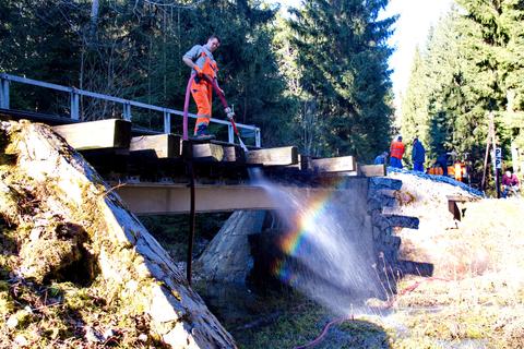 Abspritzen des Brückenüberbaus. | 07.04.2018 | Foto: Jörg Müller Abspritzen des Brückenüberbaus.