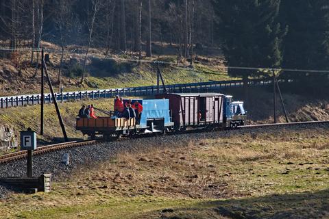 Nachschuss vom Bauzug in der Abendsonne. | 07.04.2018 | Foto: Jörg Müller Nachschuss vom Bauzug in der Abendsonne.