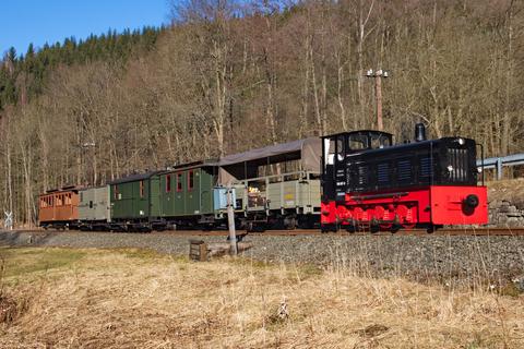 Fotohalt der Überführungsfahrt der IK-Zug-Wagen kurz hinter dem Bahnübergang der Straße nach Grumbach. | 07.04.2018 | Foto: Jörg Müller Fotohalt der Überführungsfahrt der IK-Zug-Wagen kurz hinter dem Bahnübergang der Straße nach Grumbach.