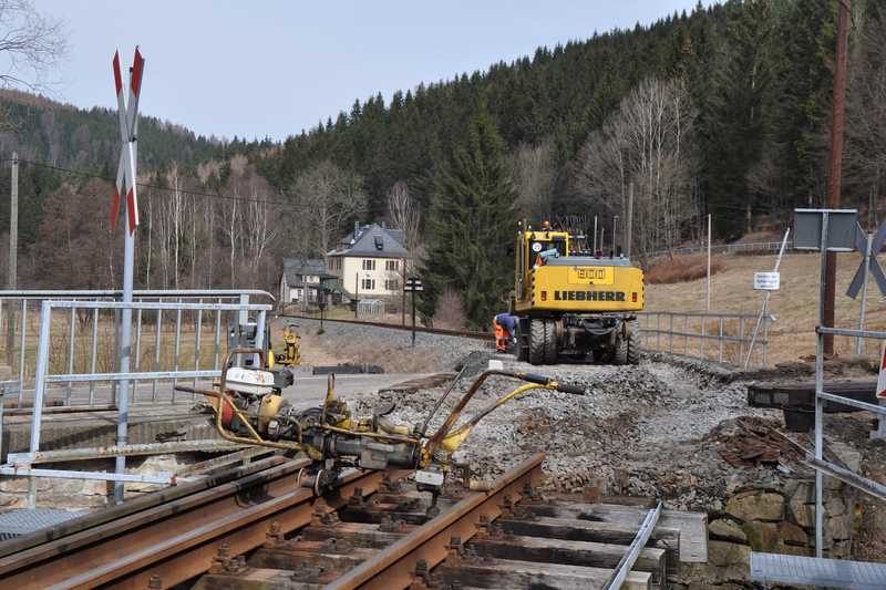 Am Gleisende bei Kilometer 18.7 beginnt der Neuaufbau des Gleises.
