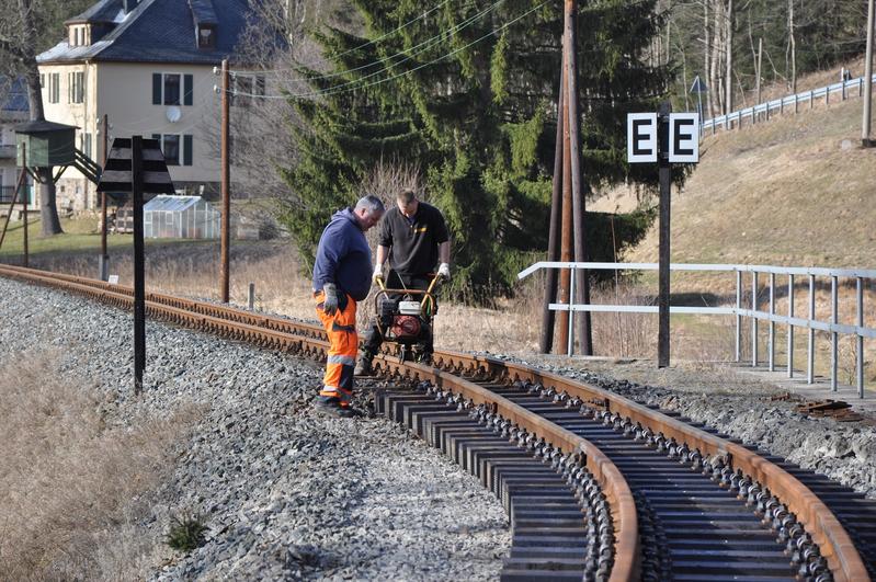 Gleismontage des neuen Bahnüberganggleises.