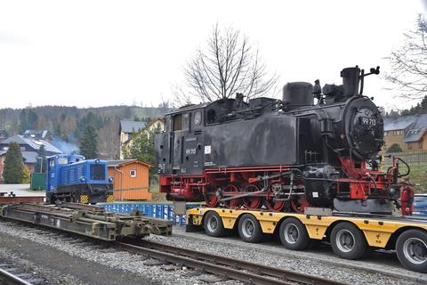 Abladen vom Tieflader mit Unterstützung durch die Diesellok V10C 199 008-4. | 11.04.2018 | Foto: Thomas Poth Abladen vom Tieflader mit Unterstützung durch die Diesellok V10C 199 008-4.