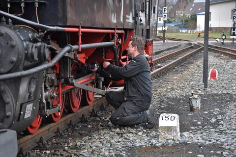 Vor der Überführung der Lok nach Jöhstadt erfolgt eine Überprüfung der Lauffähigkeit. | 11.04.2018 | Foto: Thomas Poth Vor der Überführung der Lok nach Jöhstadt erfolgt eine Überprüfung der Lauffähigkeit.