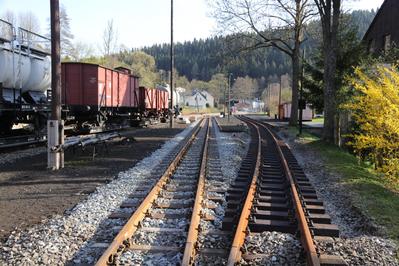 Blick auf die Gleise 1 (rechts) und 2 (links) im Bahnhof Schmalzgrube.