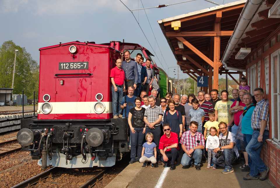 Gruppenfoto mit Zuglok im Bahnhof Döbeln - da beim Ausflug rund 70 Teilnehmer dabei waren, passten leider nicht alle aufs Bild.