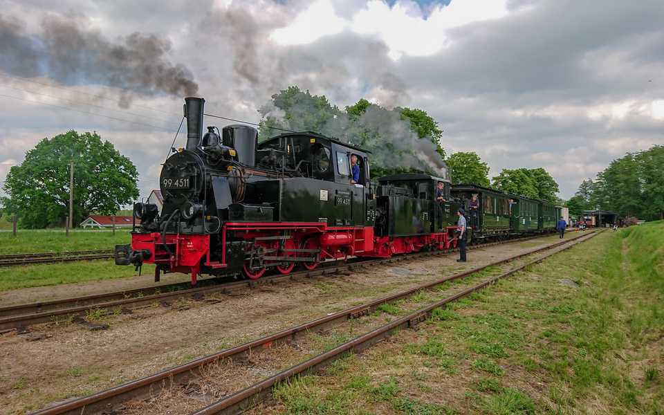 Personenzug in Mesendorf, Vorspann vor "Puderdose" 99 4652 vom Förderverein zur Erhaltung der Rügenschen Kleinbahnen e. V.