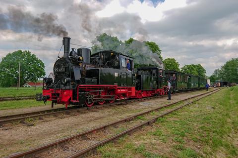 Personenzug in Mesendorf, Vorspann vor „Puderdose“ 99 4652 vom Förderverein zur Erhaltung der Rügenschen Kleinbahnen e. V. | 12.05.2018 | Foto: Matthias Ullmann Personenzug in Mesendorf, Vorspann vor „Puderdose“ 99 4652 vom Förderverein zur Erhaltung der Rügenschen Kleinbahnen e. V.