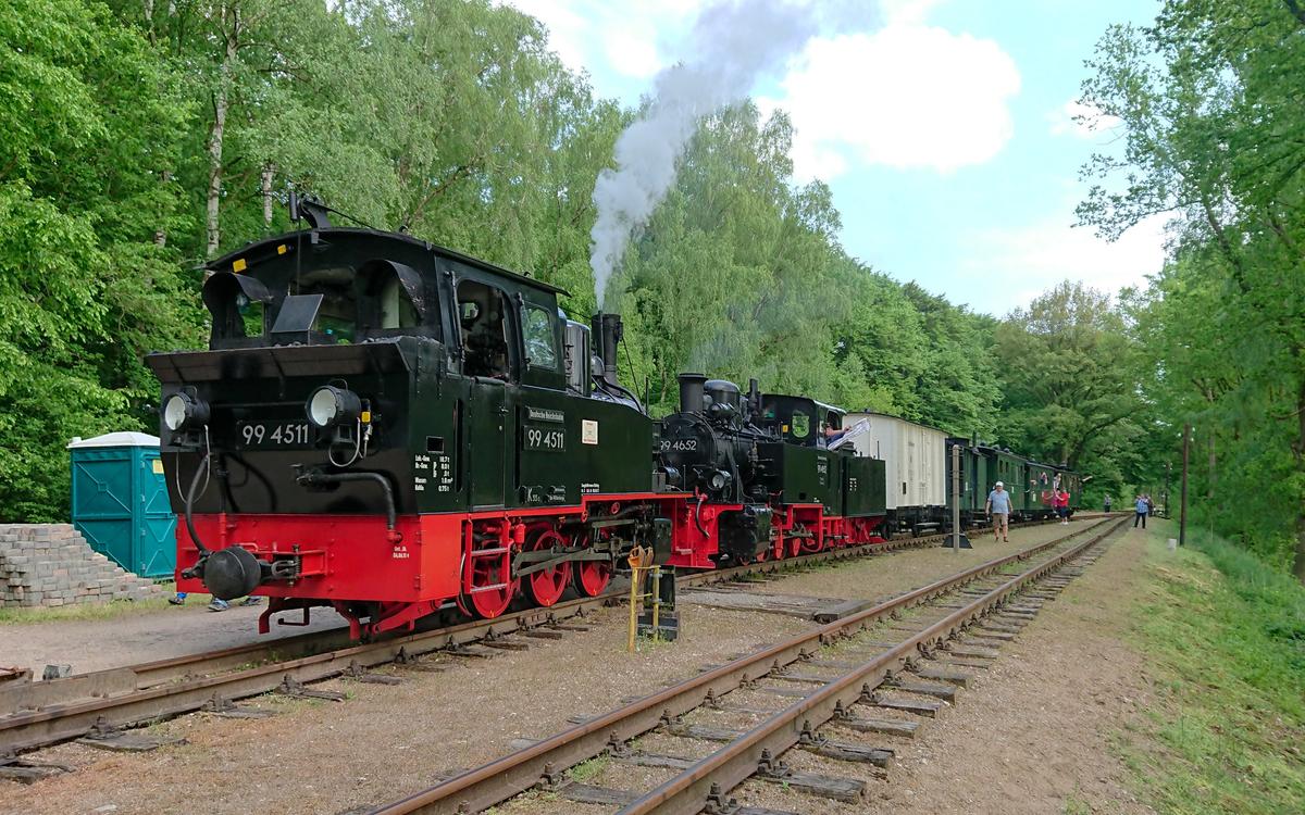 Personenzug in Brünkendorf - Vorspann vor 99 4652