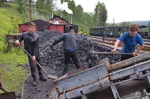 Kohle muss rein in den Kohlekasten, bevor die Loks den ganzen Tag über durchs Tal fahren können.