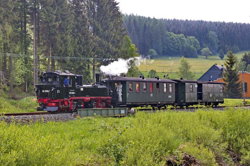 Der Kurzzug übernahm den Pendel zwischen Jöhstadt, Fahrzeughalle und Schlössel - so dass rund aller 23 Minuten ein Zug auf dieser Strecke unterwegs ist.