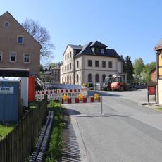 Blick in Richtung des künftigen Bahnüberganges und auf das Verwaltungsgebäude der PRESS.