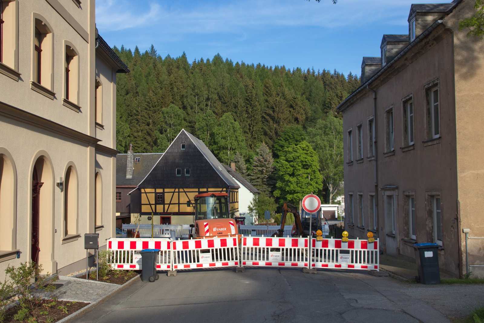 Die Straße zum Dürrenberg ist gesperrt - Umleitung für eine Woche am Bahnhofsgebäude vorbei über die Ladestraße.